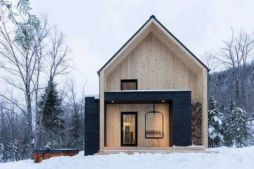 Ngôi nhà nhỏ xinh đẹp và rộng rãi giữa rừng núi tại Quebec